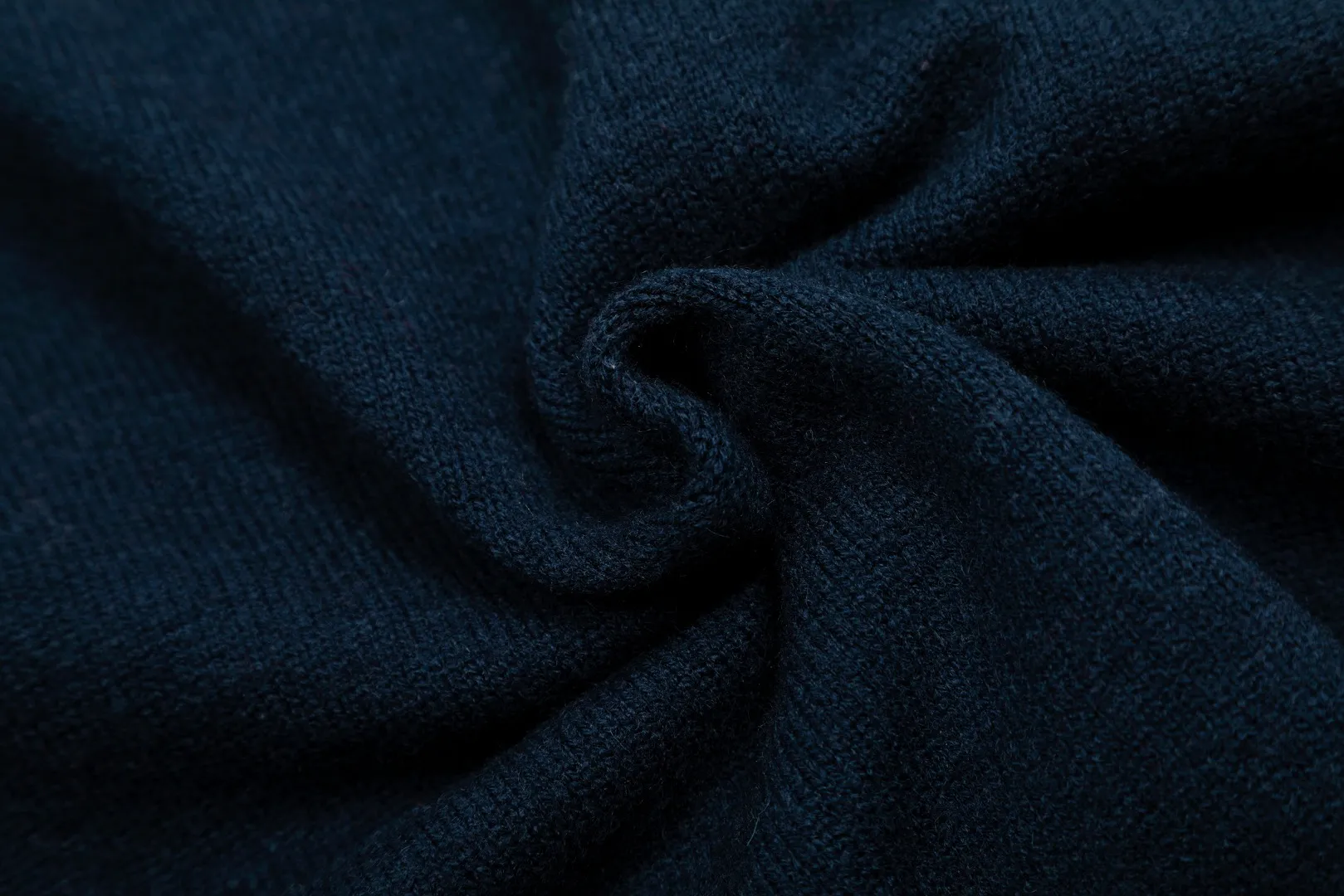 P220 Top quality" Style number: DS016# [Ralph Lauren V-neck solid color pony embroidered logo wool velvet knitted shawl cardigan] ✅Ralph Lauren Lazy‌oversize style basic classic versatile ten-color shawl cardigan ✅Main supplier platform live broadcast Wholesale entities Out of stock will be replenished Not off the shelf ✅ZP quality 1:1 version Can scan the code to enter the GF website Counter quality ✅Details and quality are the only one in Guangzhou. Light luxury wool. Focus on high-end. Cost-effective. Needless to say good quality. ✅Restore the original version. Can wear 190 pounds. Loose, comfortable and stress-free. ✅Loose upper body, oversize and lazy style. Must-have style for goddess ootd. ✅Good-looking clothes are never picky. Recommended for goddess wardrobe. Taro Purple, Light Khaki, Chinese Red, Anchor Red